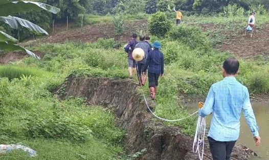 Lực lượng chức năng khẩn trương di dời các hộ dân đến nơi an toàn. Ảnh: Lò Hà.