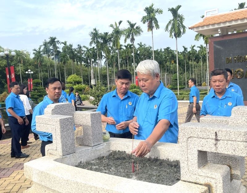 Lanh dao LDLD TPHCM, cac doan vien, nguoi lao dong da lam le dang hoa, dang huong, tuong niem Chu tich Ho Chi Minh va tri an cac anh hung liet si. Anh: Duc Long