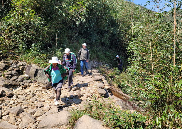 Du khach leo nui, chinh phuc dinh Fansipan o Sa Pa, Lao Cai. Anh: Bao Nguyen