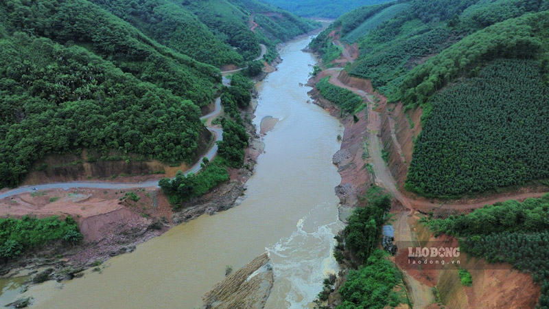 Tuyen duong giao thong con nhieu ngon ngang, dang do. Anh: Dinh Dai