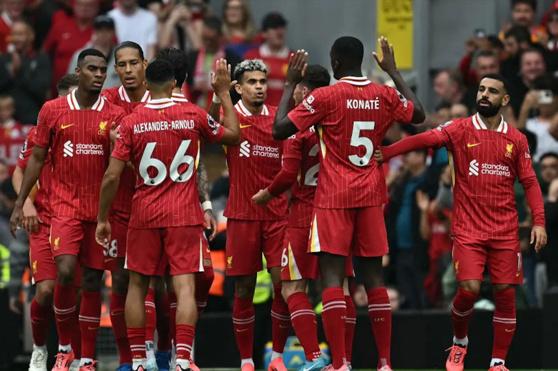 Trent Alexander-Arnold an mung cung cac dong doi trong thang loi truoc Bournemouth. Anh: AFP