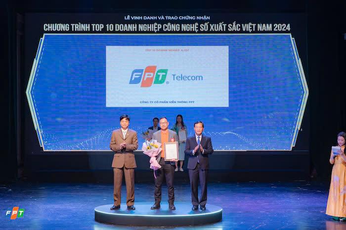 Ong Dinh Cao Son - Giam doc Trung tam San pham cong nghe phia Bac - nhan giai ICT o hang muc Top 10 doanh nghiep A-IoT. Anh: FPT Telecom