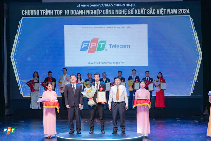 Ong Vuong Quoc Thong - Truong phong kinh doanh FPT Telecom International - nhan giai ICT o hang muc TOP 10 Doanh nghiep cung cap ha tang so. Anh: FPT Telecom