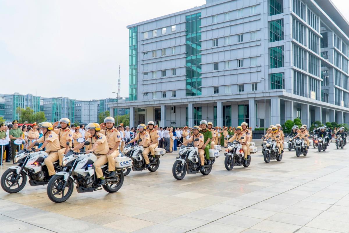 Ra quân 45 ngày cao điểm xử lý vi phạm giao thông. Ảnh: CA