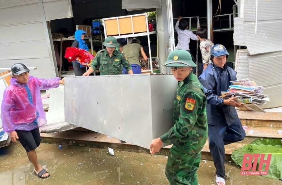 Cán bộ, chiến sĩ biên phòng hỗ trợ người dân huyện Mường Lát sơ tán đến nơi an toàn. Ảnh: Trần Lâm