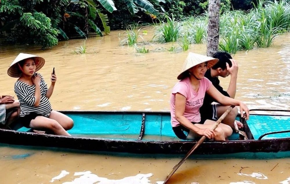 Nguoi dan phia ngoai de Yen Dinh hau nhu nam nao cung phai doi mat voi lu. Anh: Tran Lam