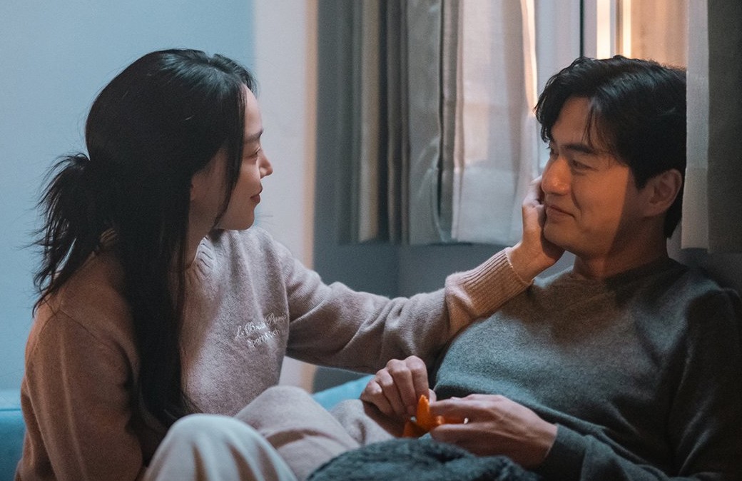 Shin Hye Sun, Lee Jin Wook đóng vai cặp đôi hẹn hò lâu năm nhưng chia tay. Ảnh: ENA