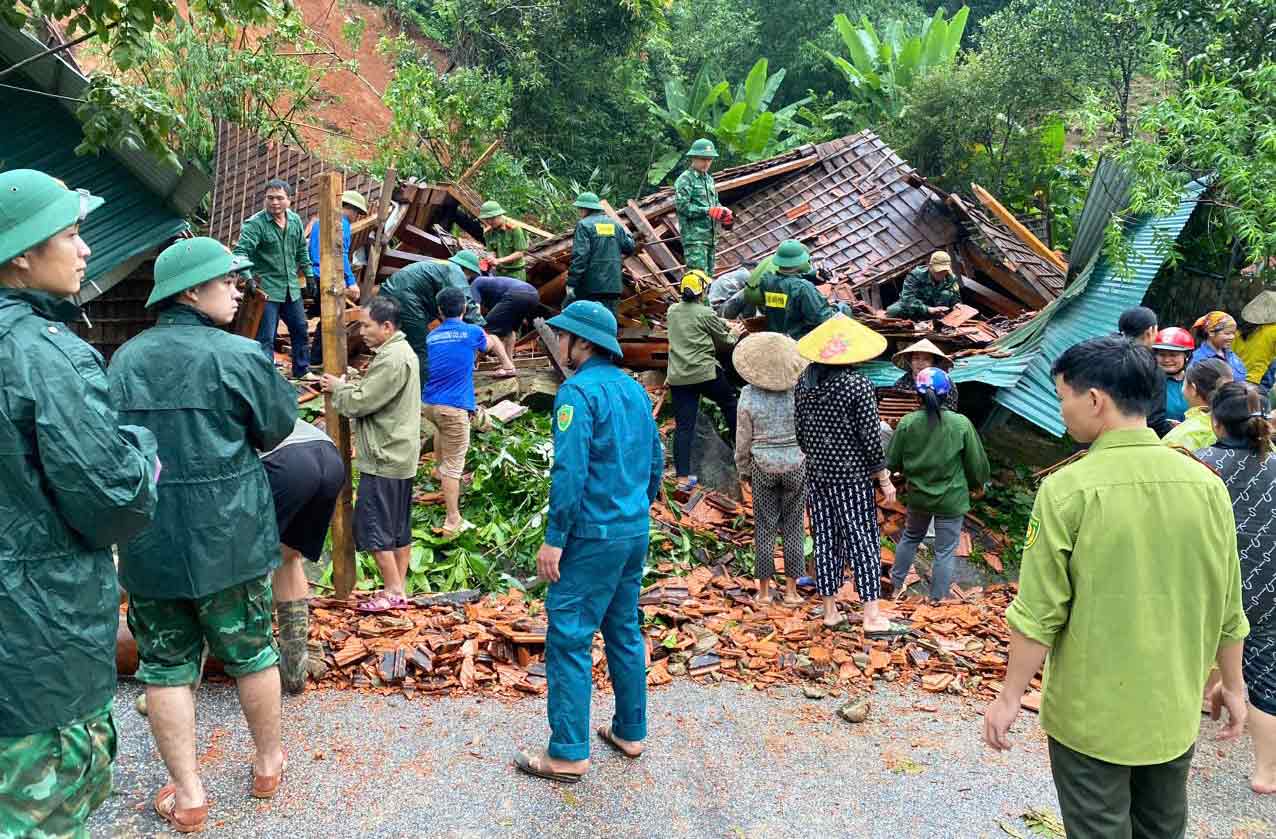 Lực lượng chức năng huyện Quế Phong (Nghệ An) hỗ trợ người dân sơ tán khỏi nơi nguy hiểm. Ảnh: Ngọc Tuấn