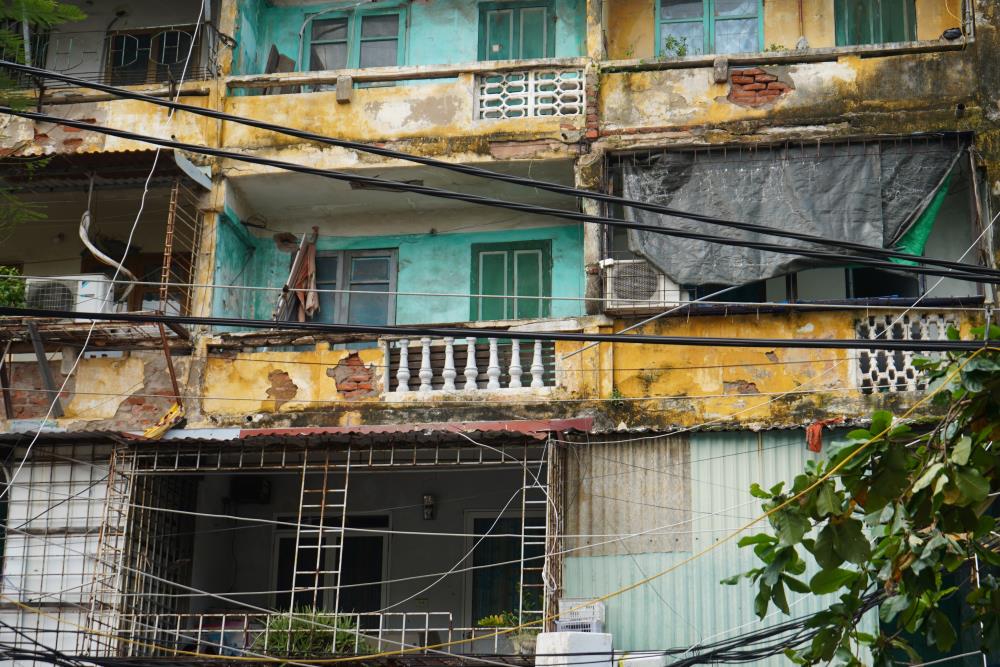 Cận cảnh chung cư nghiêng, lún bị khai tử ở Hải Phòng. Ảnh: Hoàng Khôi