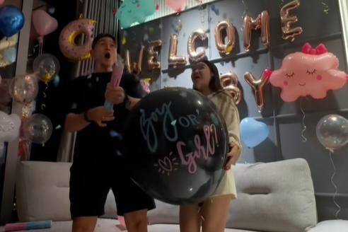 Goalkeeper Dang Van Lam and his wife have their first child. Photo cut from video