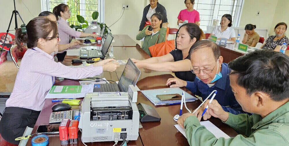 Chi nhanh NHCSXH tinh Yen Bai da va dang khan truong cho vay bo sung nguon von de nguoi ngheo va cac doi tuong chinh sach khac khoi phuc san xuat kinh doanh. Ảnh: Minh Uyen - Anh Dai