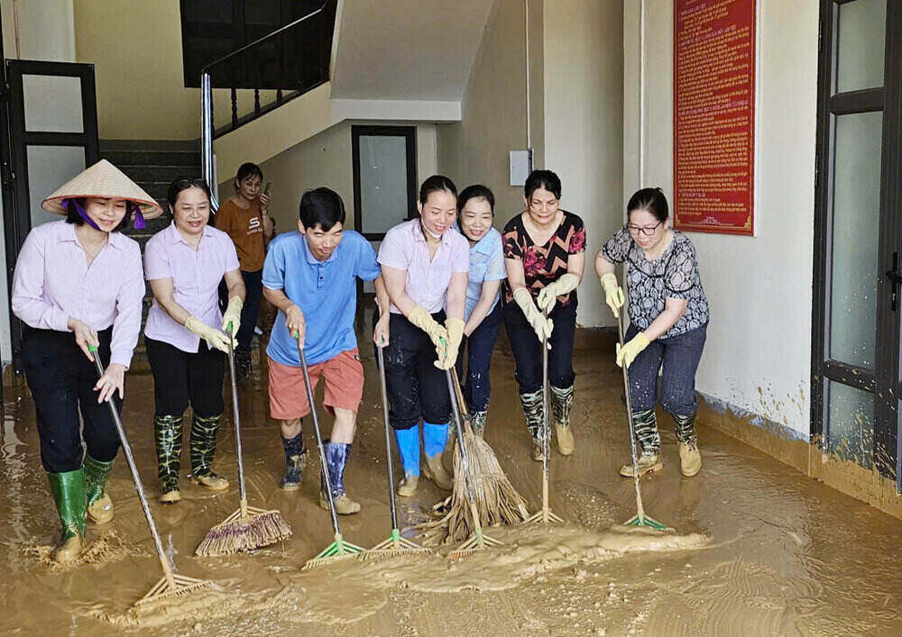 Cac can bo chi nhanh NHCSXH tinh Yen Bai cung voi chinh quyen va ba con nhan dan dia phuong chu dong don dep, sua sang lai cac tru so phong va Diem giao dich tai xa de nhanh chong hoat dong tro lai. Ảnh: Minh Uyen - Anh Dai