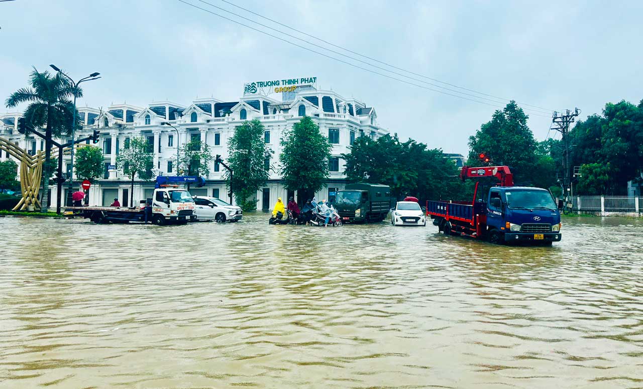 Đường Lê Ninh (TP Vinh) thành sông sau mưa lớn. Ảnh: Quang Đại