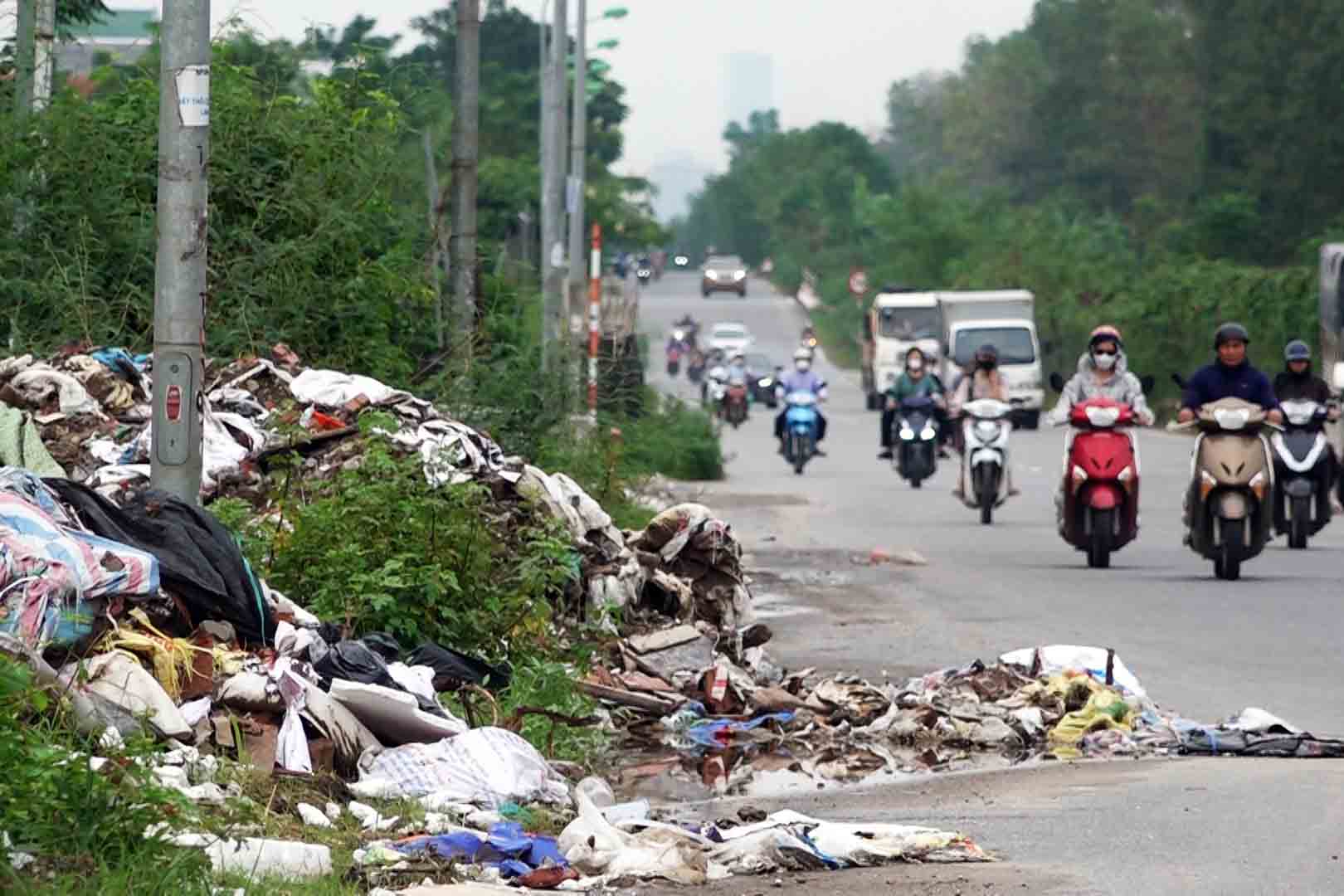 Rác chất thành "núi", tràn ra đường gom Đại lộ Thăng Long
