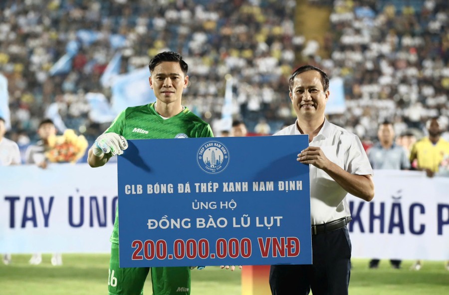 Cau lac bo Thep Xanh Nam Dinh ung ho dong bao bi anh huong boi bao, lu. Anh: Nam Dinh FC