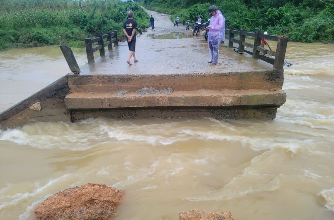 Cau Ben Nha (xa Tan Thanh, huyen Thuong Xuan) bi sat lo. Anh nguoi dan cung cap