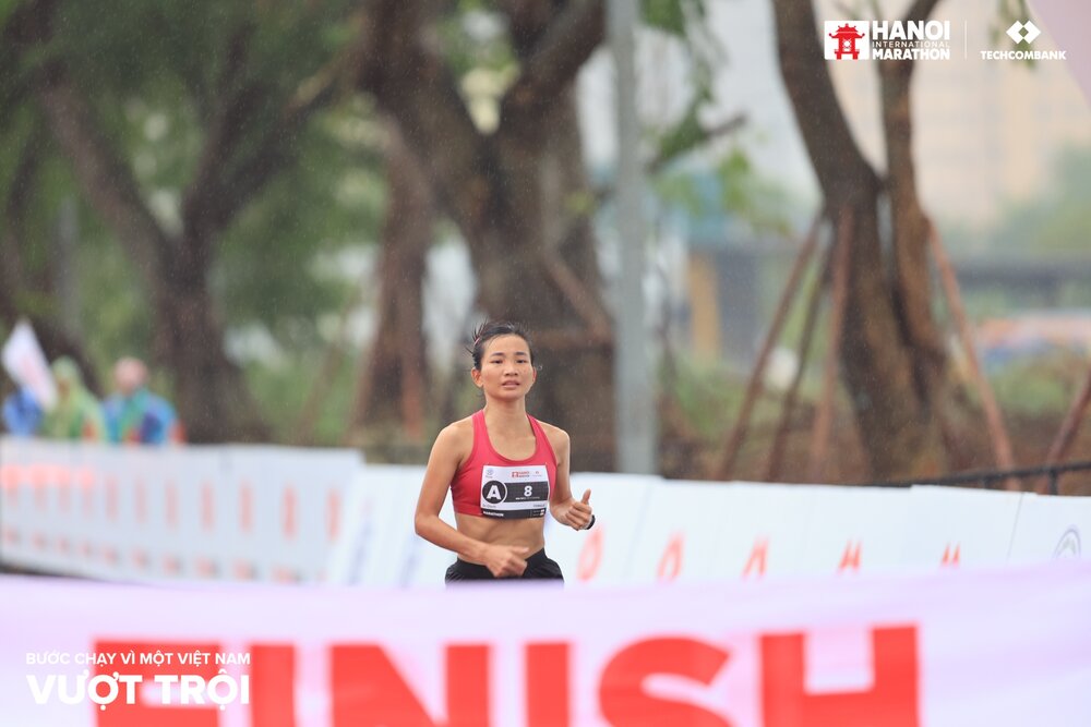 VDV Nguyen Thi Oanh vo dich marathon nu ve dich. Ảnh: Techcombank