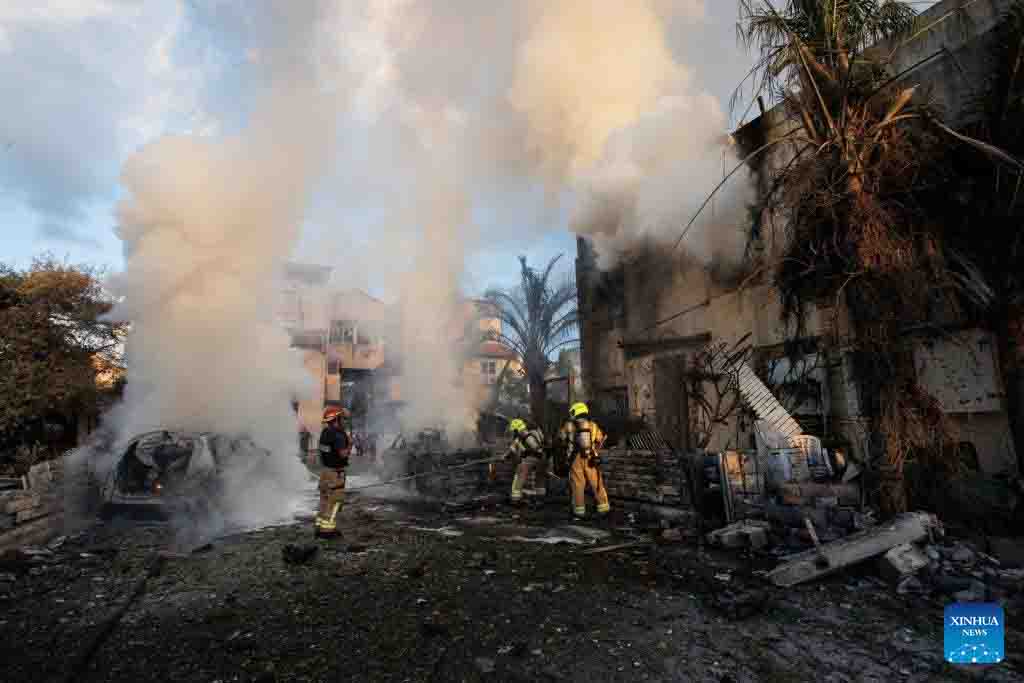 Một thành phố ở Israel thiệt hại nặng nề sau khi bị Hezbollah tấn công. Ảnh: Xinhua