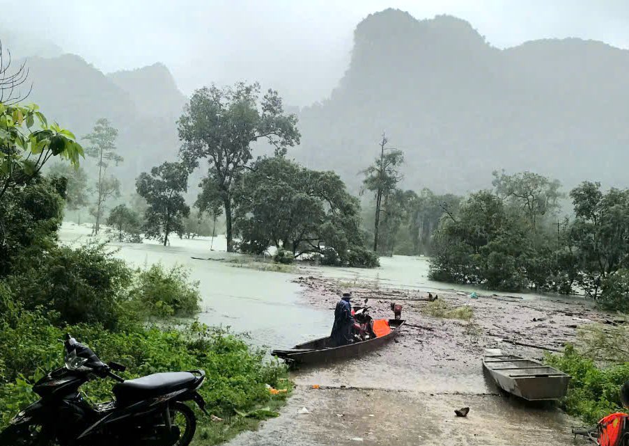 Mưa lớn khiến khu vực Hung Trâu tại xã Thượng Hóa ngập sâu 2m. Ảnh: P. Thành