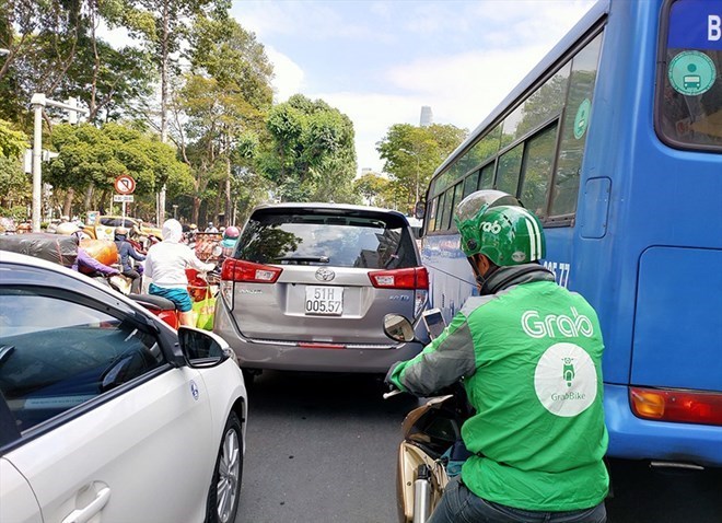 Xe ôm công nghệ dùng điện thoại tra map. Ảnh: Thế Lâm