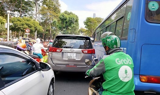 Xe ôm công nghệ dùng điện thoại tra map. Ảnh: Thế Lâm