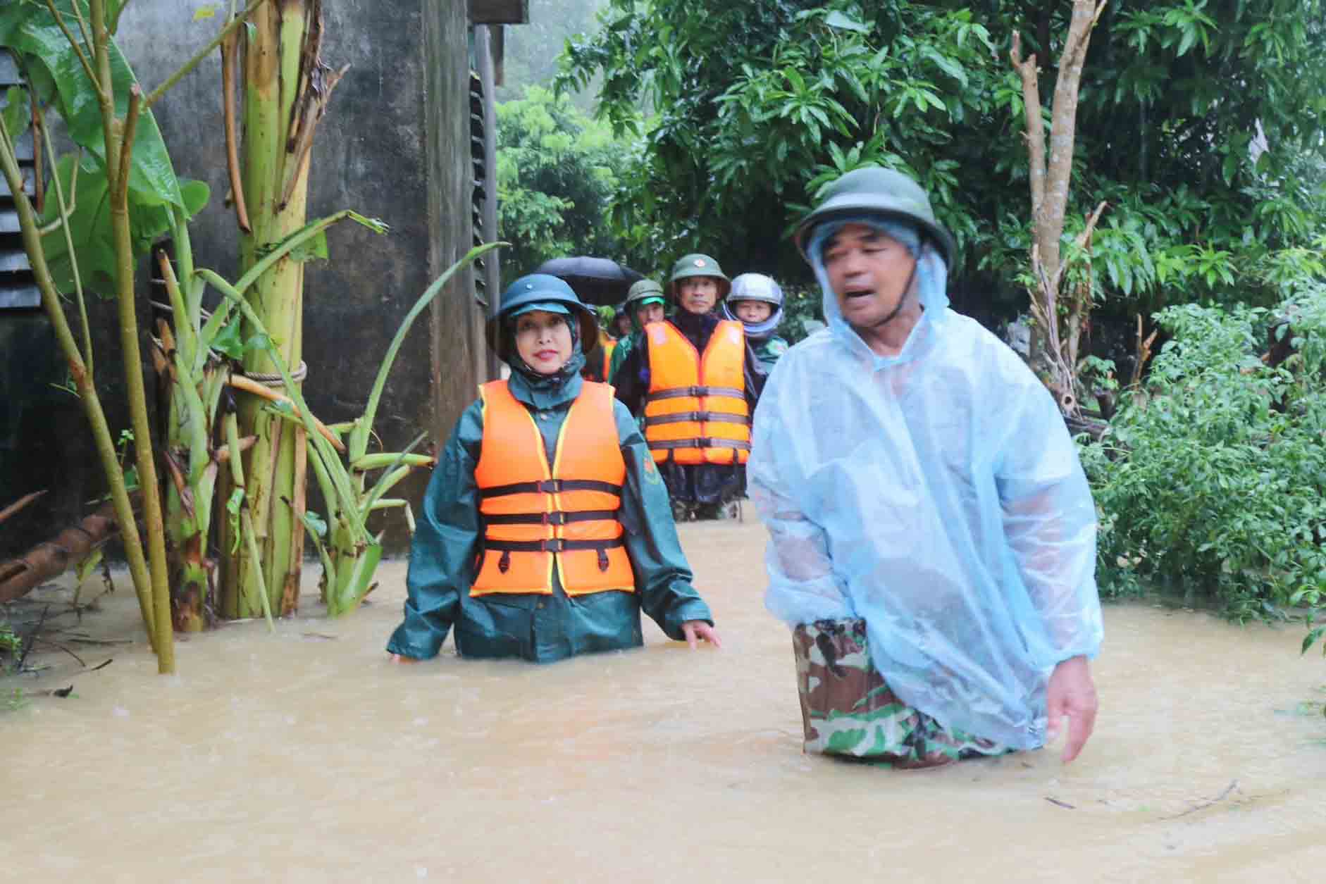 Nuoc ngap sau vao nha dan. Anh: Hong Quang.