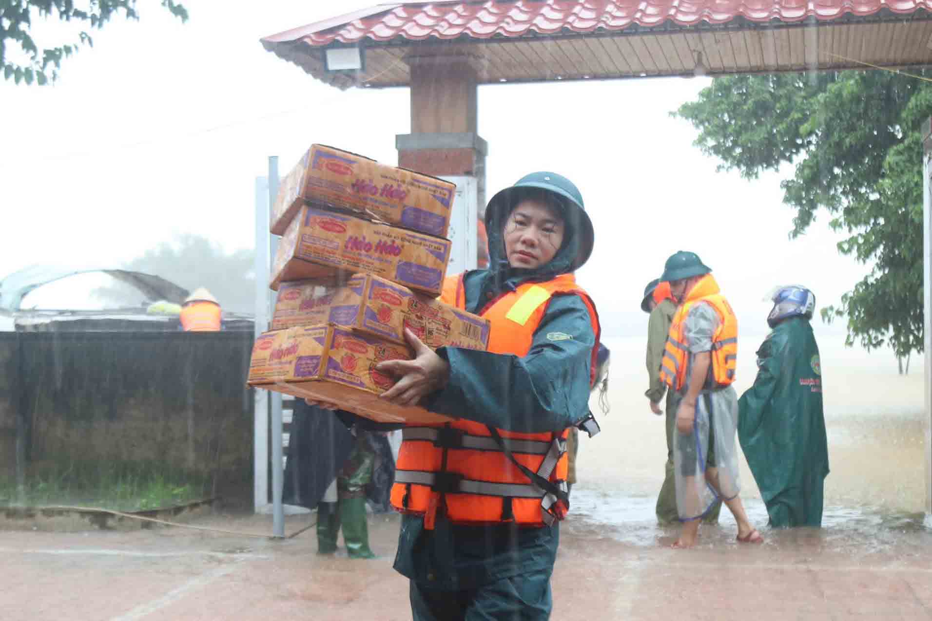 Huyen Nghi Xuan ho tro mi tom cho mot so ho dan o thon Hong Lam bi ngap. Anh: Hong Quang.