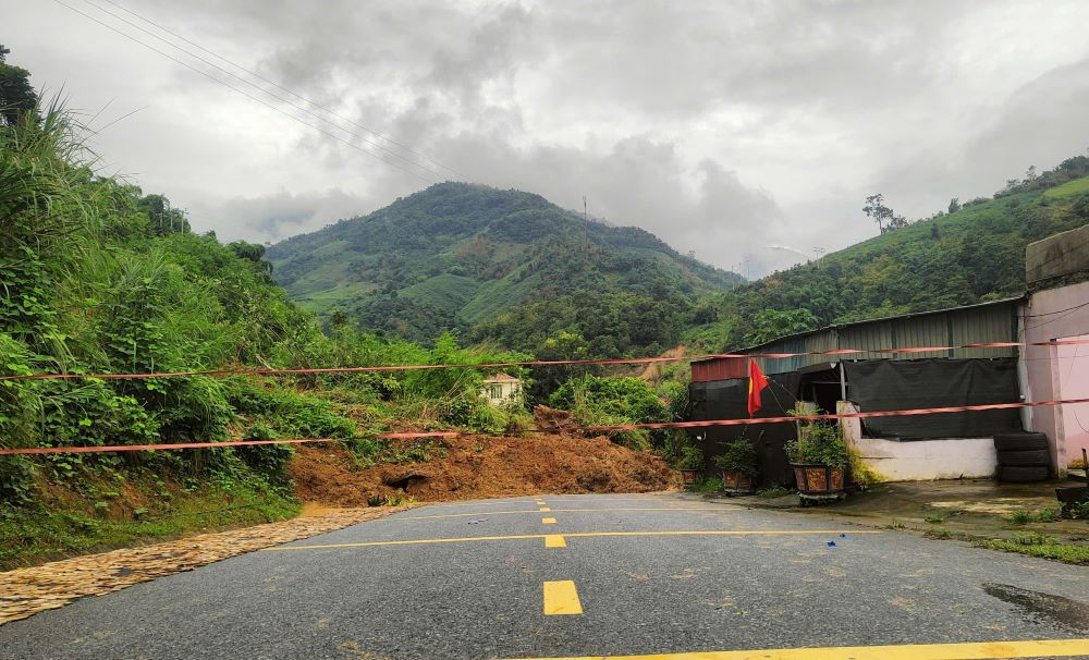 Diem sat lo dat tren quoc lo 15C (qua dia ban huyen Muong Lat, Thanh Hoa). Anh: Po Ly