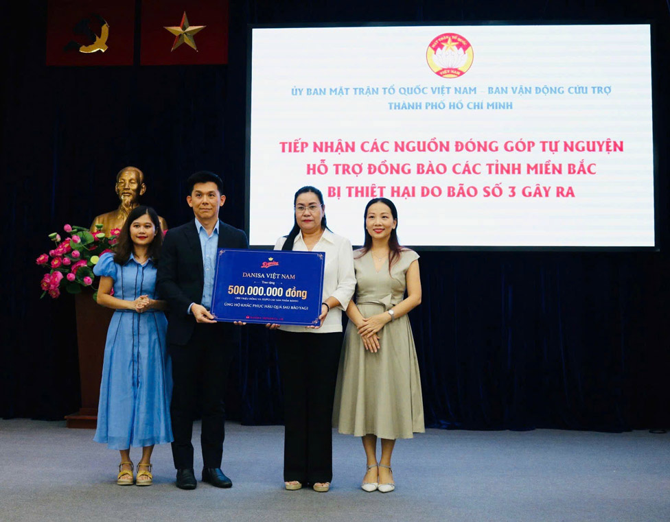 Danisa representative presented a support package worth 500 million VND to Ms. Nguyen Thi Kim Thuy, Vice President of the Vietnam Fatherland Front Committee of Ho Chi Minh City (second from right). Photo: Provided by DN
