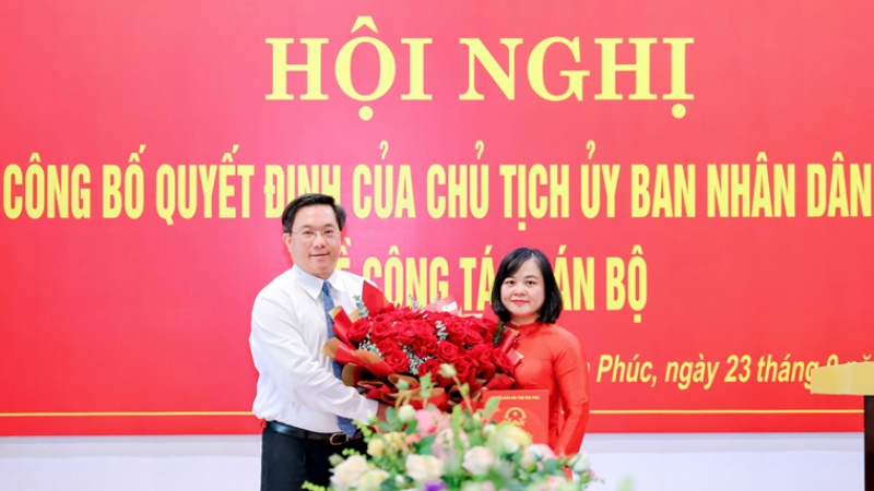 Chủ tịch UBND tỉnh Trần Duy Đông trao Quyết định và tặng hoa chúc mừng tân Giám đốc Sở Tài chính Đỗ Thị Hồng Nhung. Ảnh: Vinhphuc.gov.vn