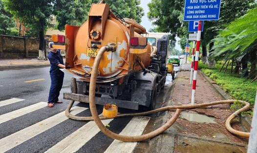 Nhiều ngày qua, công nhân môi trường liên tục hút tạp chất bên trong các cống thoát nước quanh Bệnh viện Đa khoa tỉnh Quảng Ngãi. Ảnh: Viên Nguyễn