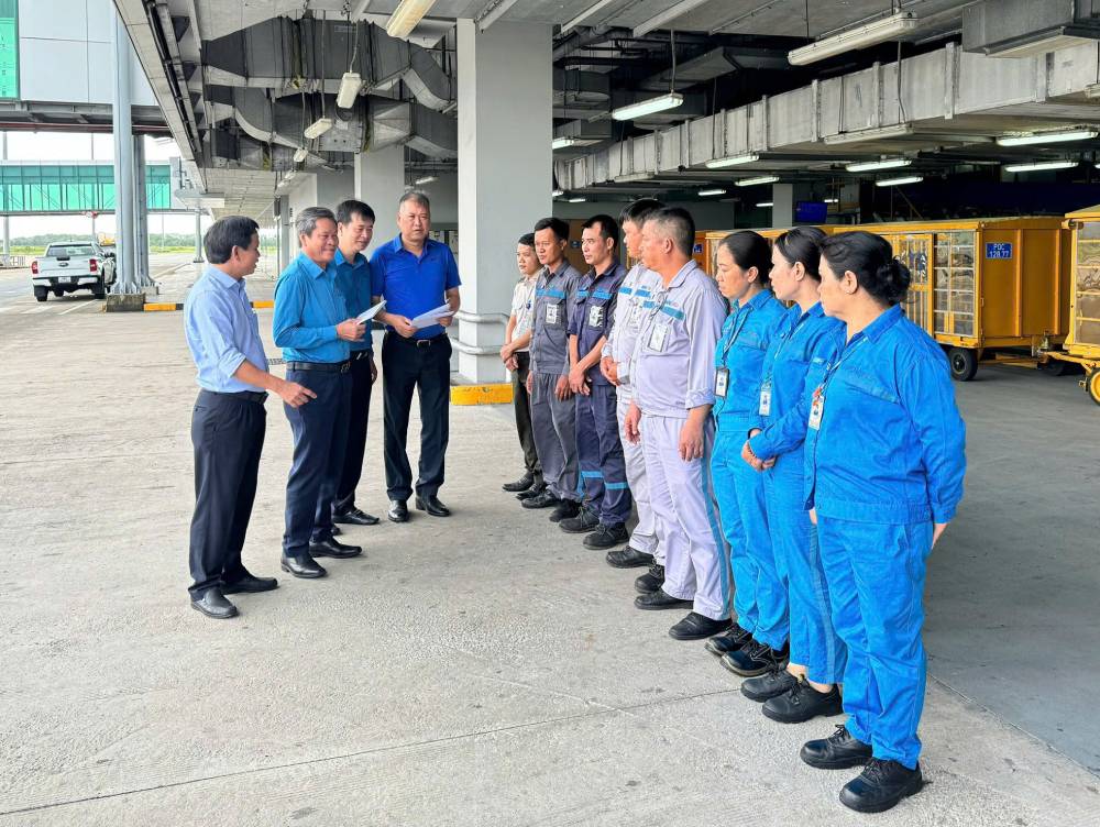 Phó Chủ tịch Tổng LĐLĐVN Huỳnh Thanh Xuân (thứ 2 từ trái sang) động viên người lao động Cảng Hàng không quốc tế Phú Quốc. Ảnh: CĐ GTVT VN