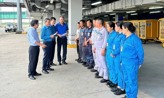 Phó Chủ tịch Tổng LĐLĐVN Huỳnh Thanh Xuân (thứ 2 từ trái sang) động viên người lao động Cảng Hàng không quốc tế Phú Quốc. Ảnh: CĐ GTVT VN