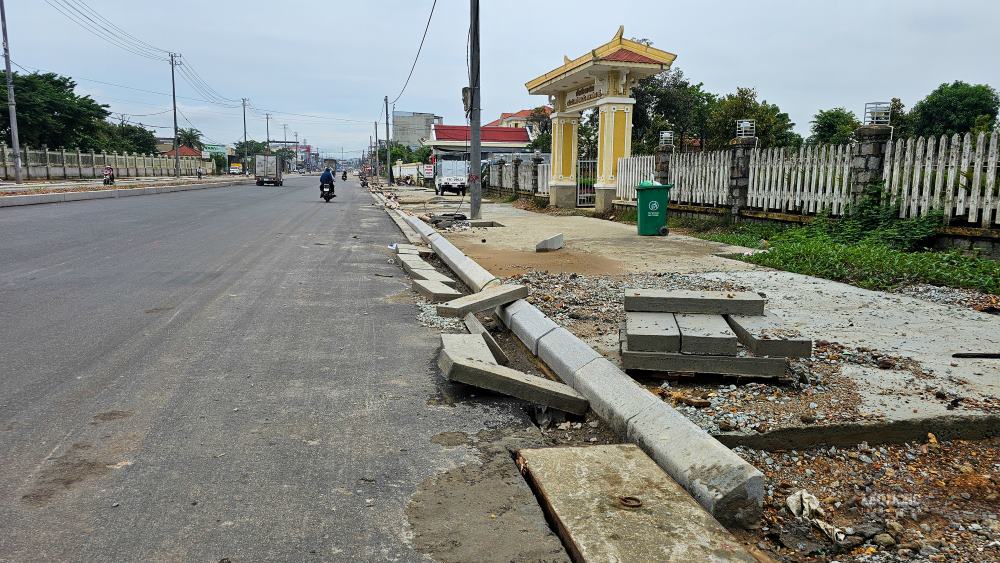 Lien quan den van de tren, trao doi voi Lao Dong, dai dien don vi thi cong cho biet, doan xay ra tai nan toi 20.9 la doan duong don vi mo duong dan sinh. “Theo yeu cau cua UBND TP. Hue va chu dau tu, chung toi mo duong dan sinh de nguoi di lai tren duong chung toi dang cap phoi. Vi duong dan sinh nen khong the rao chan. Viec nguoi dan di vao duong bi tai nan la dieu ngoai y muon. Con mot so doan duong day chan bi xap xe xuong duong la vi may hom nay troi mua. Chieu hom nay (23.9), troi tanh, chung toi da cho luc luong giam sat di kiem tra, cang lai nhung doan day tren tuyen de dam bao an toan cho nguoi dan” - dai dien don vi thi cong noi.