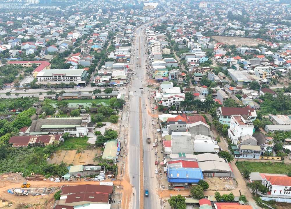 Nham cai thien dien tich tuyen duong, thang 7.2023, du an mo rong, chinh trang via he, he thong cap, thoat nuoc duong Pham Van Dong voi muc dau tu 152 ti dong bang nguon von ODA Nhat Ban duoc khoi cong.