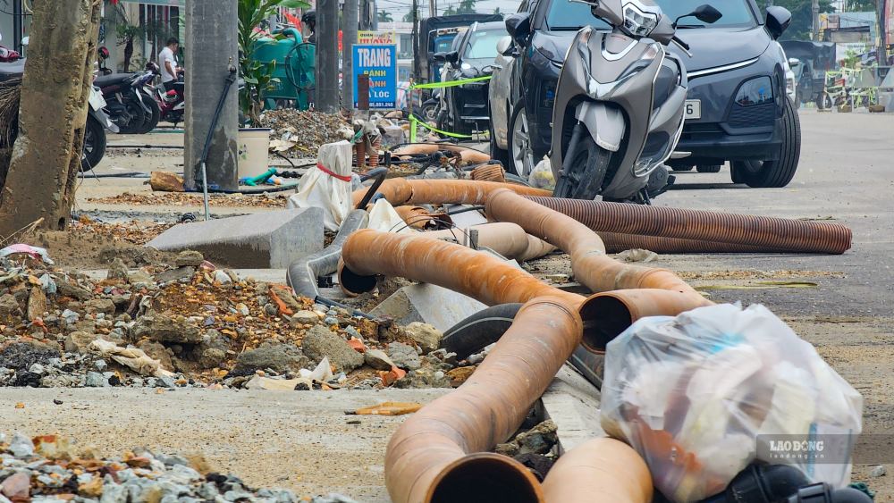 Cu the, nhieu vi tri cua cong trinh khong co rao chan, de lo nhung loi di chua hoan thien, soi da tron truot vo cung nguy hiem. Bang chung la toi ngay 20.9, luc troi mua lon, mot nam thanh nien da gap tai nan tai khu vuc khong co rao chan cua du an. 