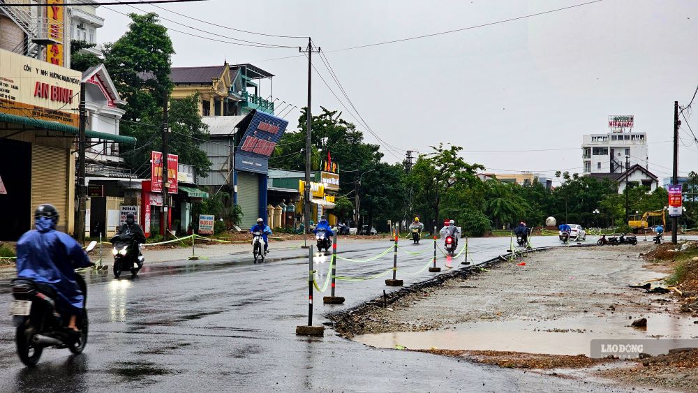 Theo nguoi nha nan nhan, thoi diem tren, anh N.Q dang di chuyen huong tu phuong Thuan An len trung tam TP Hue, khi di qua doan duong phia truoc cua hang so 79 Pham Van Dong thi bat ngo di chuyen nham vao doan duong chua hoan thien va bi nga, chan thuong nang. 