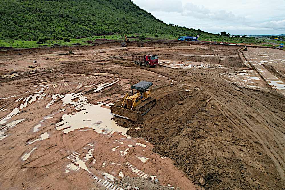 San gat mat bang de thi cong tram dung nghi cao toc Vinh Hao - Phan Thiet tai km205. Anh: Duy Tuan 