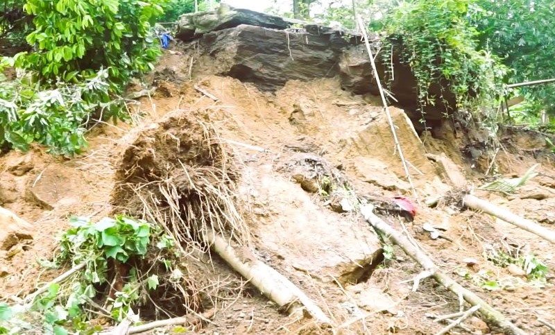 Lanh dao huyen Nam Tra My kiem tra hien truong sat lo, chi dao so tan dan khan cap. Anh Hoang Bin