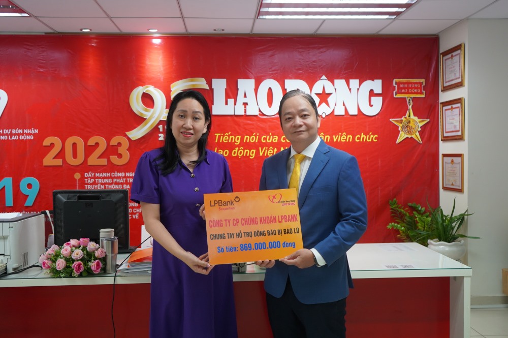 Ông Hoàng Công Nguyên Vũ, Phó Tổng giám đốc Công ty CP Chứng khoán LPBank trao ủng hộ đồng bào khắc phục hậu quả do bão lũ thông qua Quỹ XHTT Tấm lòng vàng. Ảnh: Ngọc Ánh