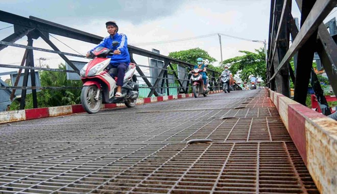 Rach Tom iron bridge on Le Van Luong street, Ho Chi Minh City has potential risk of accidents due to deterioration. Photo: Minh Quan