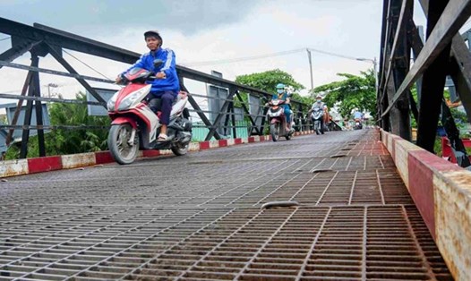 Cầu sắt Rạch Tôm trên đường Lê Văn Lương, TP Hồ Chí Minh tiềm ẩn nguy cơ tai nạn vì xuống cấp. Ảnh: Minh Quân