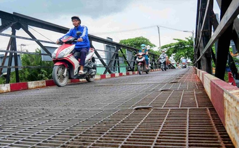 Rach Tom iron bridge on Le Van Luong street, Ho Chi Minh City has potential risk of accidents due to deterioration. Photo: Minh Quan