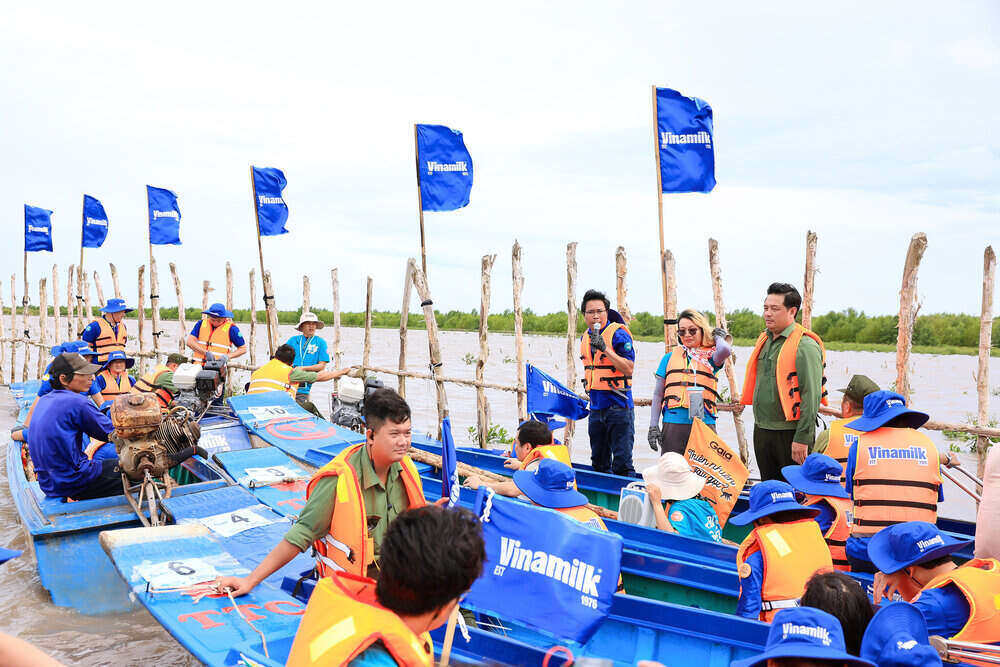 Dung giua khu vuc canh rung cua Vinamilk, ong Le Hoang Minh nhan manh vai tro cua cac be hap thu carbon voi muc tieu Net Zero 2050. Ảnh: Vinamilk