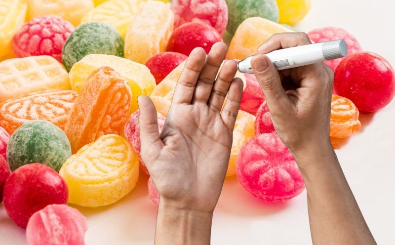 Tips for eating sugar-free candy to avoid blood sugar spikes. Graphics: Ha May
