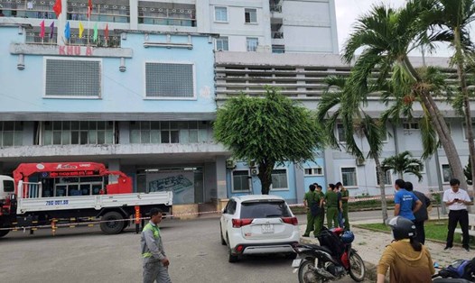 Cơ quan chức năng ở Quảng Ngãi đang phong toả hiện trường, điều tra nguyên nhân người đàn ông tử vong. Ảnh: Viên Nguyễn