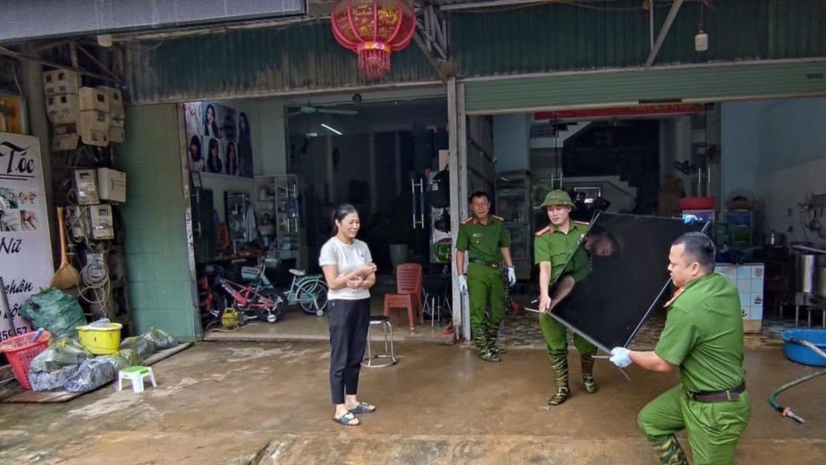 Lực lượng chức năng đã di dời khẩn cấp 35 hộ dân ở huyện Mai Châu ra khỏi vùng có nguy cơ sạt lở. Ảnh: Công an Mai Châu. 