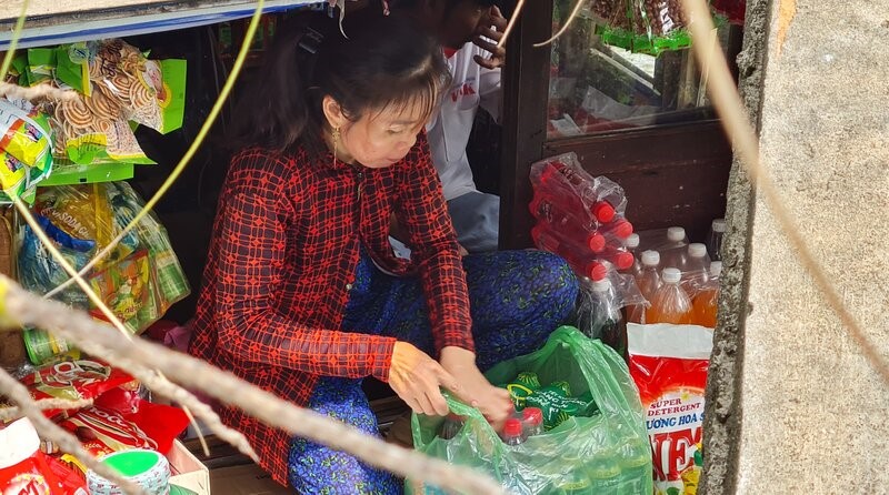 Nhung chiec ghe hang ban nhu yeu pham can thiet cho nguoi dan. Anh: Nhat Ho