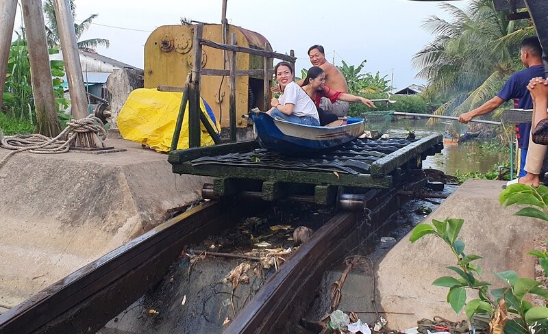 De di tu con kenh, rach nho ra song lon phai qua dap. Nguoi dan cu ngoi tren vo lai moi thu da co cau keo qua dap. Anh: Nhat Ho