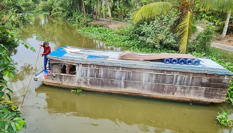 Ghe hang luu dong len loi tren kenh, rach tai huyen Hong Dan, Bac Lieu. Anh: Nhat Ho